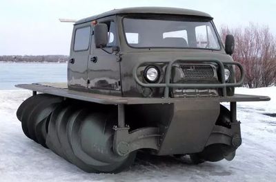 泥地打樁機(jī) 無輪越野車的機(jī)械美學(xué)與實(shí)用狂想